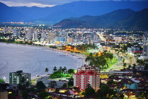 Caraguatatuba de noite.