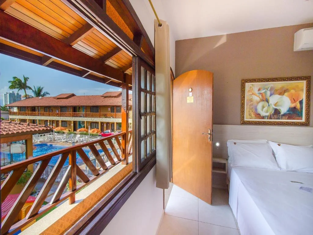 Quarto com vista para piscina.