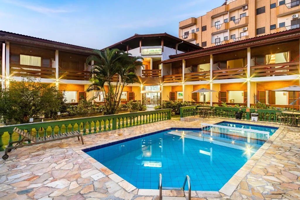 Pousada com piscina barata no centro de Ubatuba.