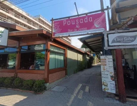 Frente da pousada na rua.