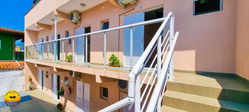 Porta do quarto da pousada.