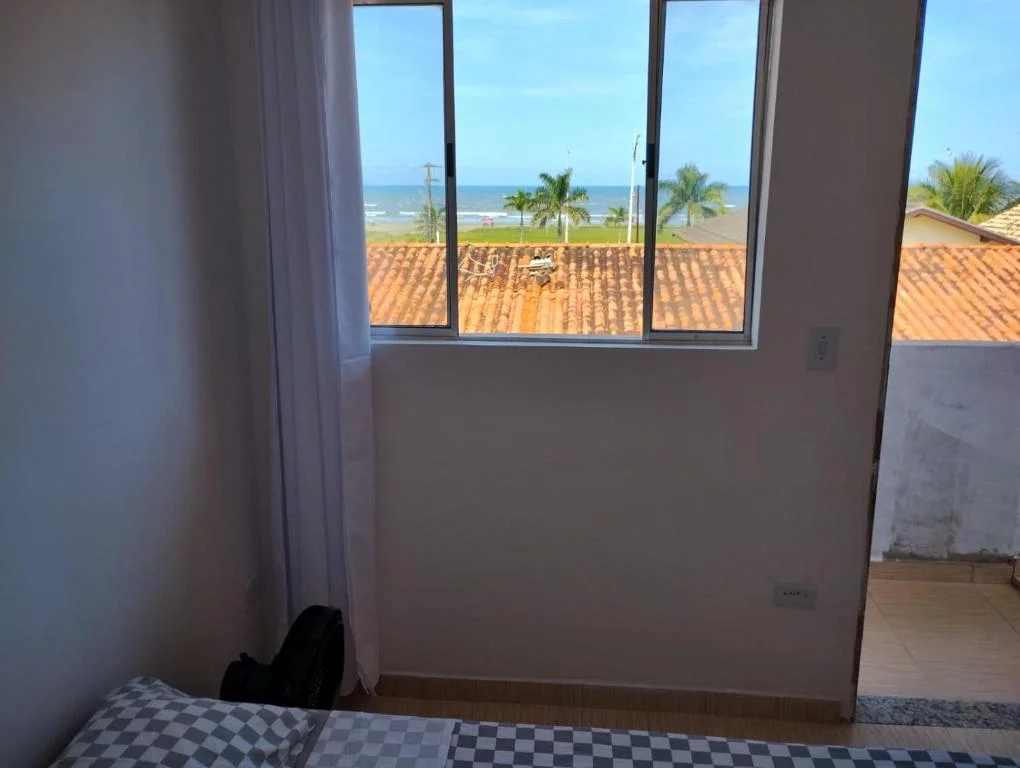 Quarto com vista para o mar.