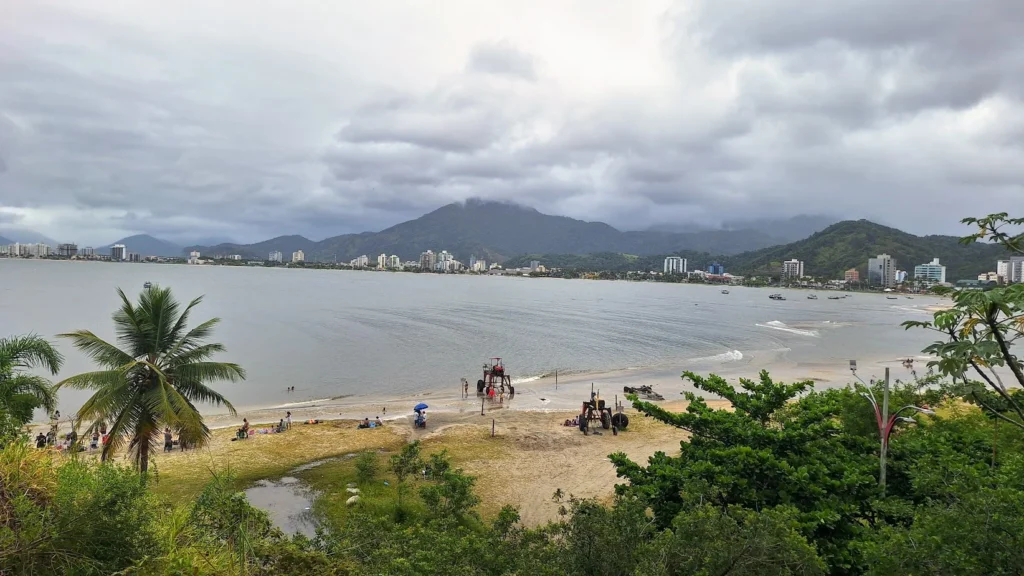 Caraguatatuba com chuva.