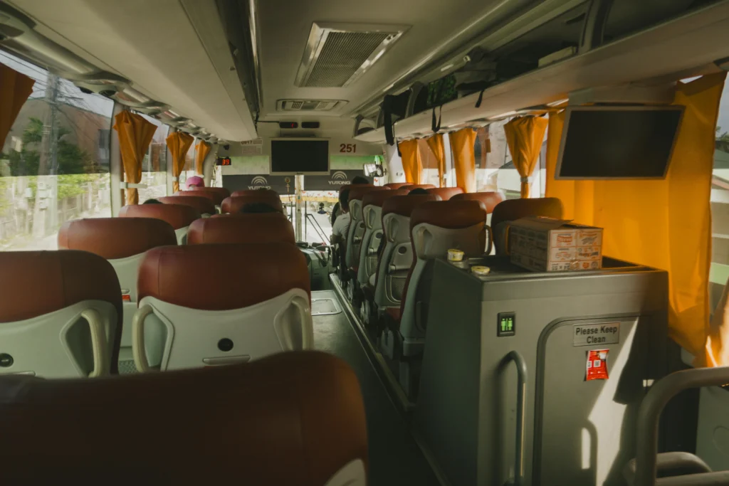 Interior do ônibus de viagem