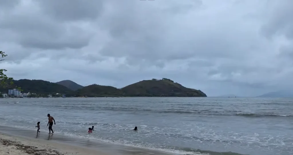 Praia do centro com chuva