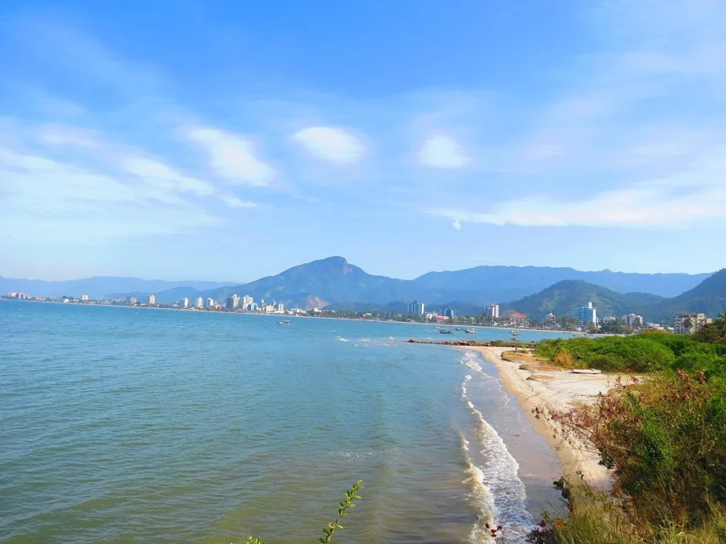 Orla da praia de Caraguatatuba.
