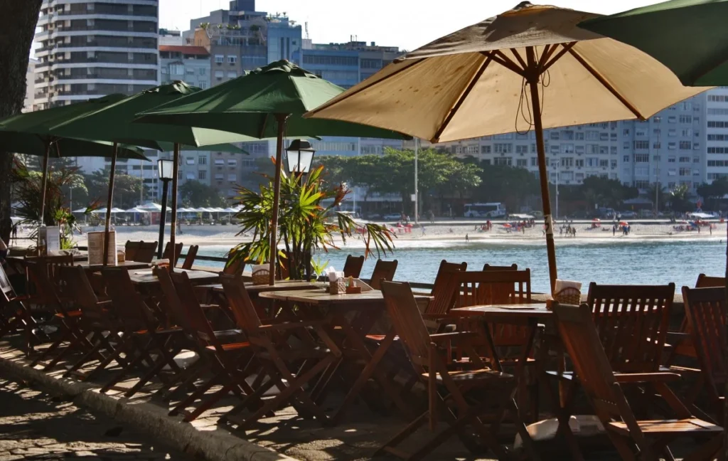 Restaurante na beira do mar.