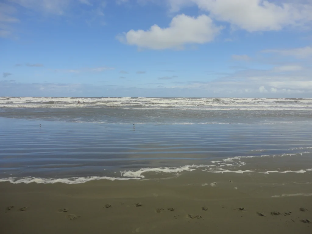 Praia de Peruíbe próxima as ruínas.